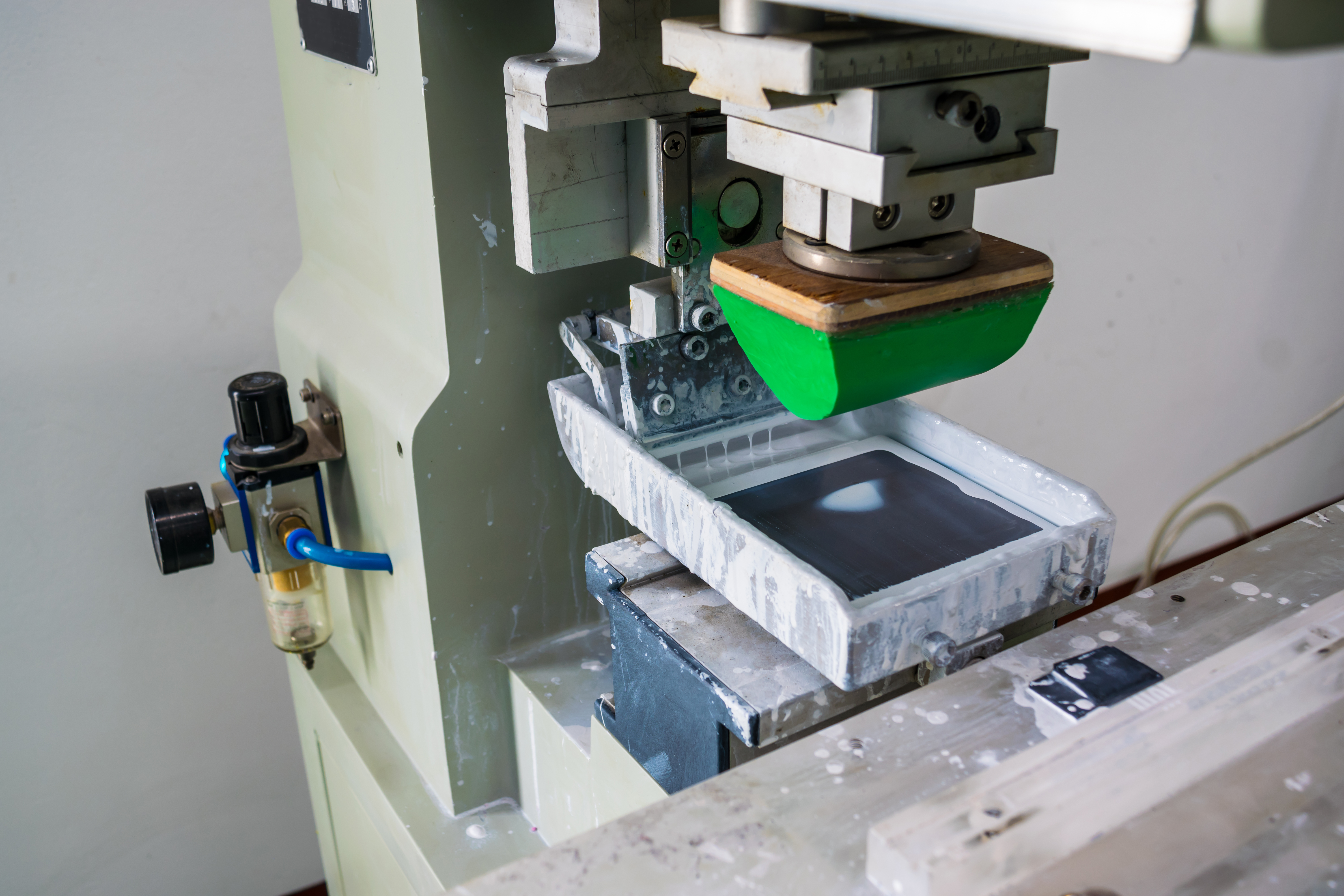 Anti-static silicone printing pads